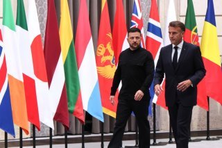 Emmanuel Macron est arrivé à la réunion de la coalition des volontaires avec son homologue ukrainien Volodymyr Zelensky. KEYSTONE/EPA/LUDOVIC MARIN / POOL